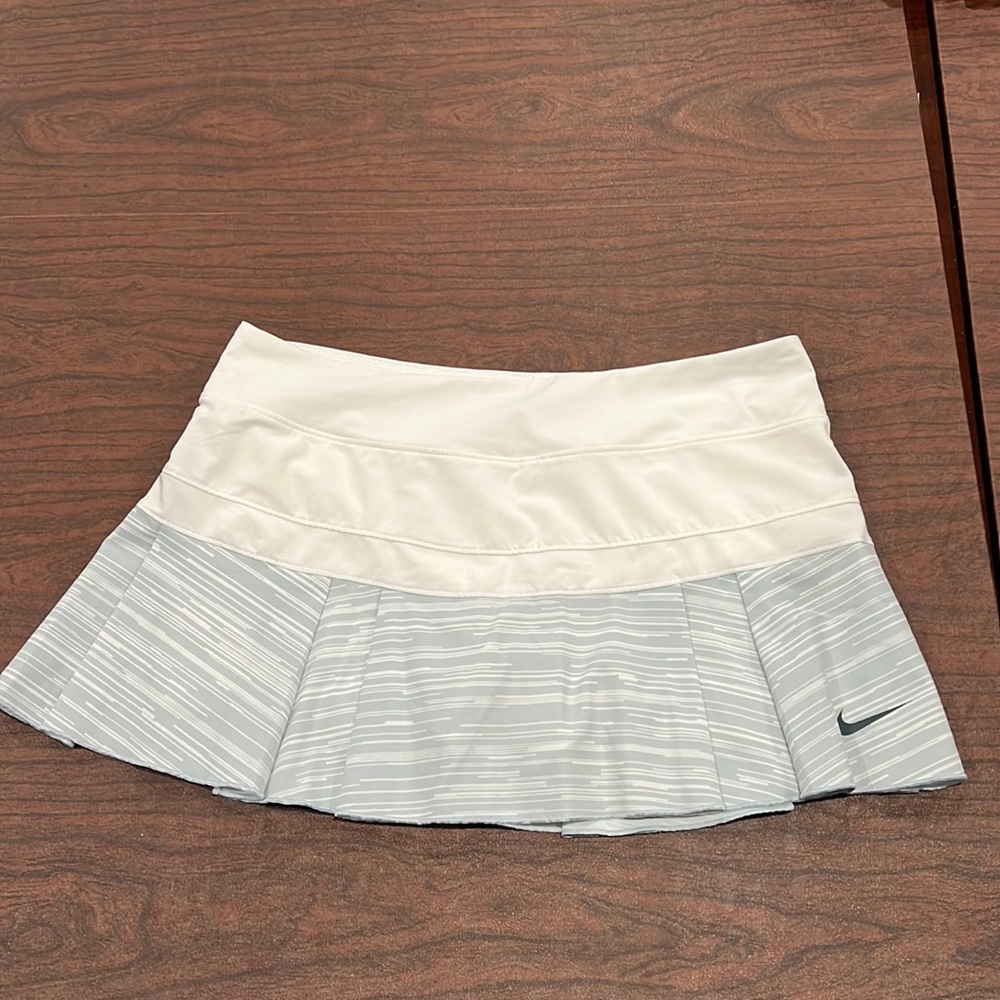 Women’s Medium Nike Dri-Fit Tennis Skort!
